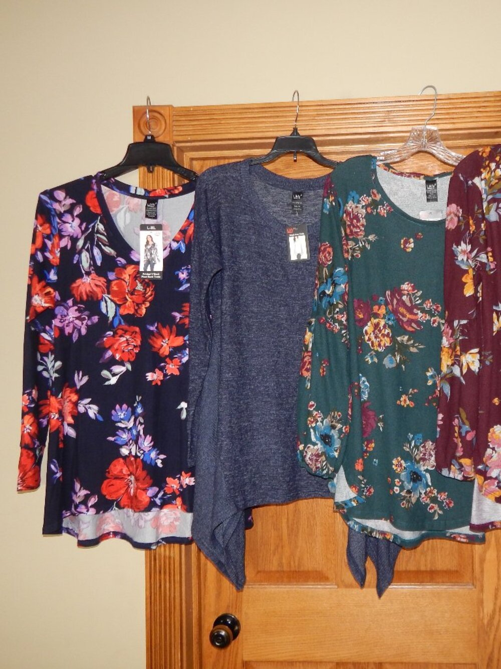 LOT 4 NEW Assorted Women's Size L/XL LILDY Tunic Blouse Top Shirt Floral Solid - Picture 2 of 3